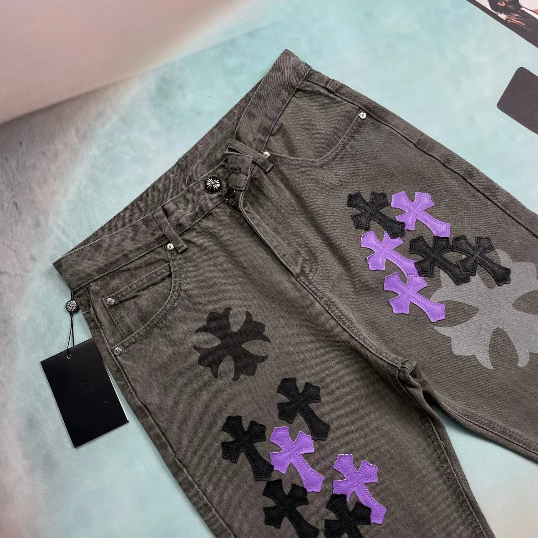 🅿️280 🔘Style number-KL136 🔘Chrome Hearts𝐂𝐡𝐫𝐨𝐦𝐞 𝐇𝐞𝐚𝐫𝐭 24SS official website limited gray and purple cow spray-painted graffiti patchwork leather jeans* Chrome Hearts Online limited edition pants Chrome Hearts Online limited edition black and purple jeans are coming! Black and purple cross leather, mysterious and noble. Limited graffiti spray painting, full of personality and non-contrasting. The straight, loose fit flatters your legs and is super comfortable. The trendy and cool style is popular, and it is available in limited quantities. Don’t be slow to order, so hurry up and place your order to embrace exclusive fashion.  Size: M L XL XXL (30.32.34.36) Color: Dark Gray